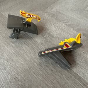 Hot Wheels Wall Tracks Replacement Parts Booster Set 2 Pieces.
